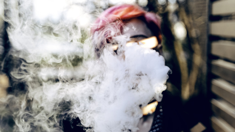 15 milioane de adolescenți folosesc țigări electronice, avertizează OMS