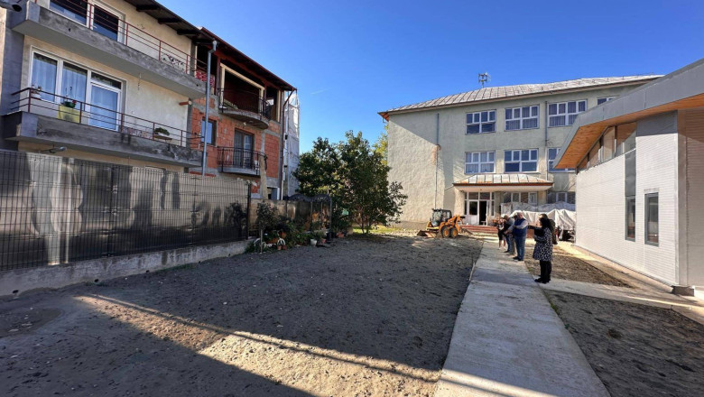 Poartă privată deschisă direct în curtea unei școli, remediată în Pitești