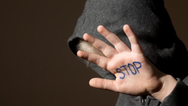 Un copil din Brăila a fost agresat pe stradă de tatăl unui coleg de școală