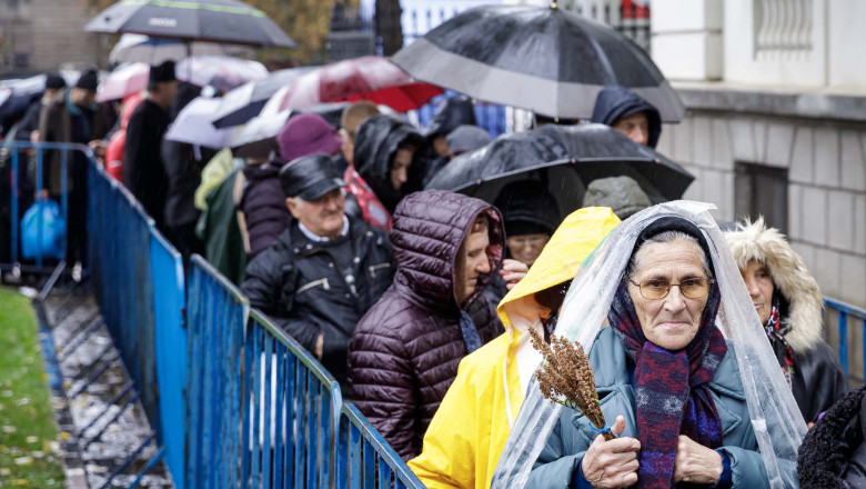 Pelerinajul de la Iaşi s-a încheiat cu procesiunea raclei Sfintei Parascheva