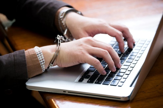 Deținut din Penitenciarul Târgu Jiu a accesat ilegal sistemul informatic și a modificat pedepse