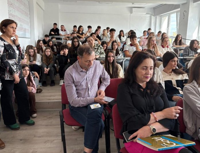 Elevii din Focșani au aflat despre beneficiile programelor Erasmus+ în cadrul unei întâlniri educaționale