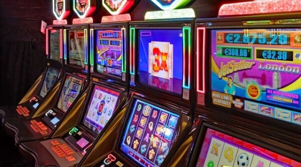 Senatul dezbate eliminarea publicității stradale pentru jocurile de noroc