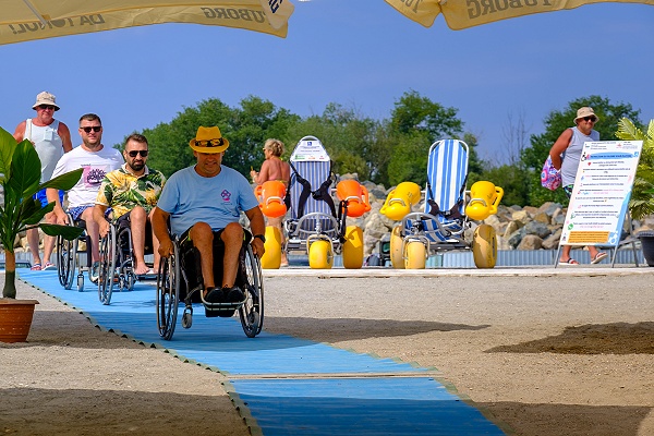 Asociația Caiac SMile a accesibilizat litoralul românesc pentru persoanele cu dizabilități