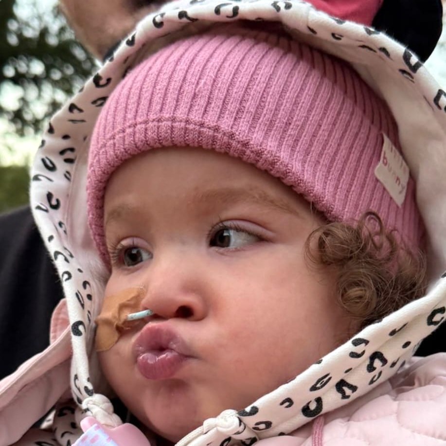 Maria, fetița cu malformație cardiacă, a trecut cu bine prima operație în SUA