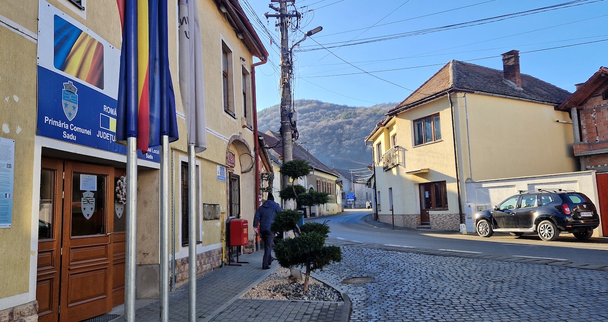 Primarul comunei Sadu pregătește un parteneriat pentru amenajarea stațiilor de autobuz