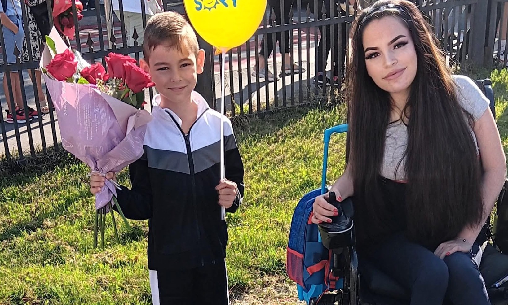 O tânără mamă în scaun rulant mulțumește pentru ajutorul primit în mobilarea casei