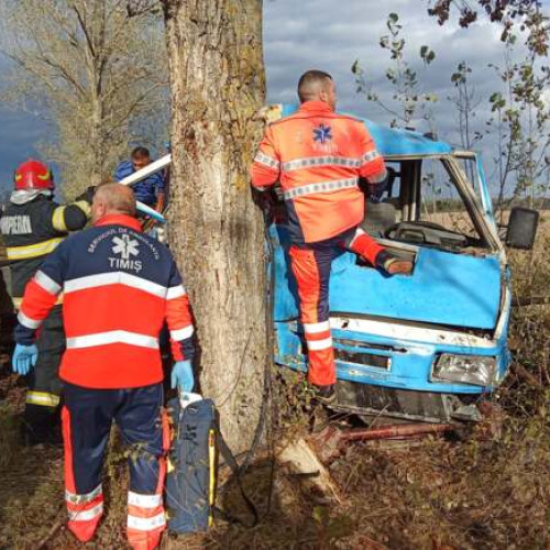 Un tânăr de 16 ani încarcerat în urma unui accident cu camionetă ce transporta lemne