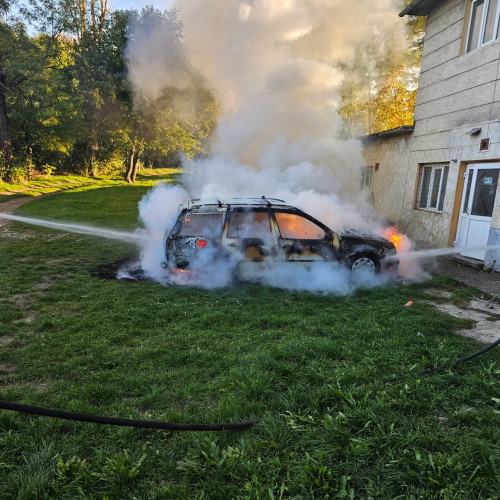 Un autoturism a luat foc în curtea unui liceu din Dorohoi fără victime