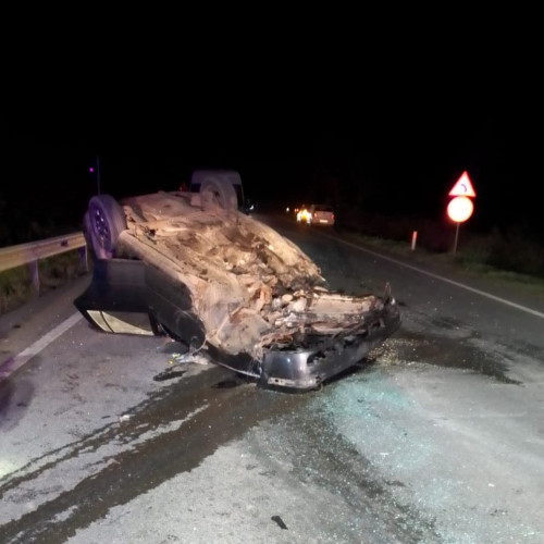 Mașină răsturnată după ce a lovit un autoturism parcat în județul Botoșani