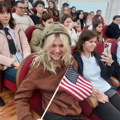 Elevi și militari americani interacționează într-un proiect educativ la Galați