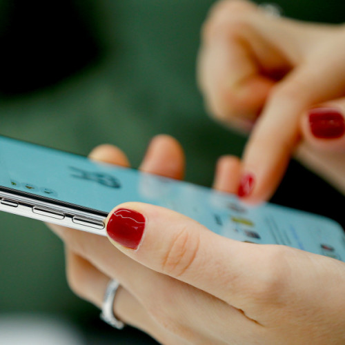 Femeie din Galați păcălită cu credit de 90.000 lei în schemă de fraudă prin telefon