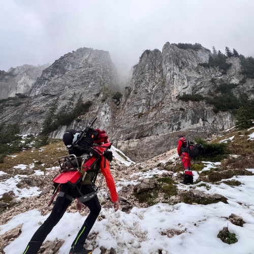 Tânără moartă după o căzătură de 250 de metri în Munții Piatra Craului
