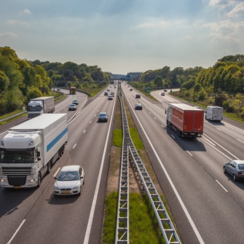 România introduce de la 2026 o taxă rutieră pe distanță, cu principii ecologice