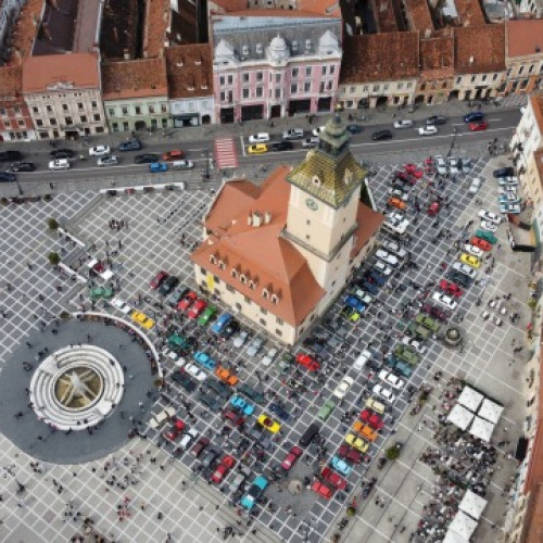 Retroparada Toamnei 2025 aduce mașini de epocă în Piața Sfatului din Brașov
