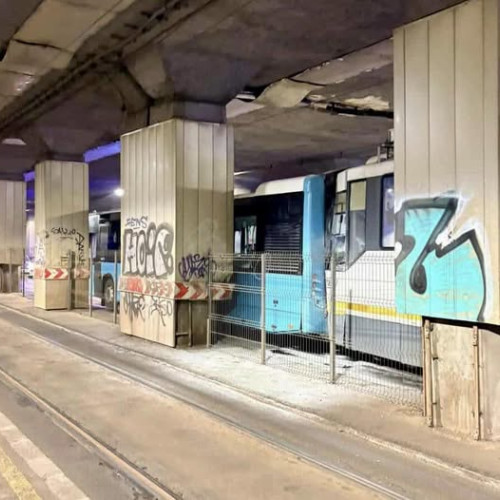 Accident între tramvai și autobuz în Piața Victoriei: cinci răniți transportați la spital