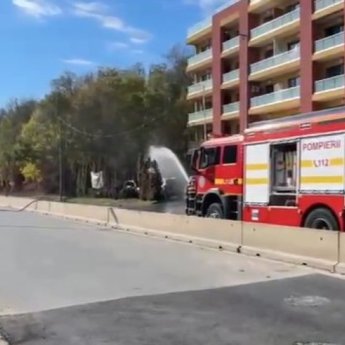 Incendiu la două mașini în Voluntari, evacuate 40 de persoane dintr-un hotel