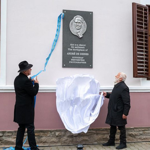 O placă memorială dedicată fotografului Andre de Dienes a fost dezvelită la Târgu Secuiesc