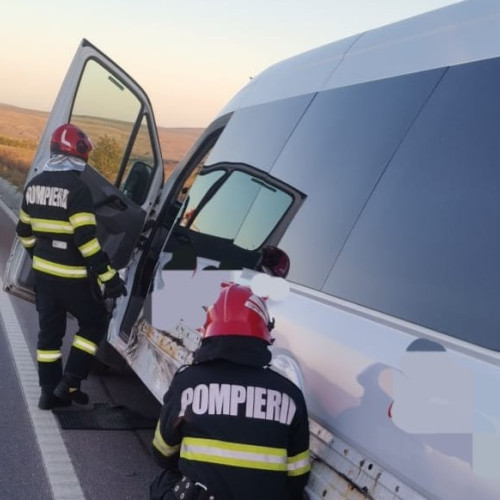 Accident între un autoturism și un microbuz la Stăuceni, intervenție promptă a pompierilor