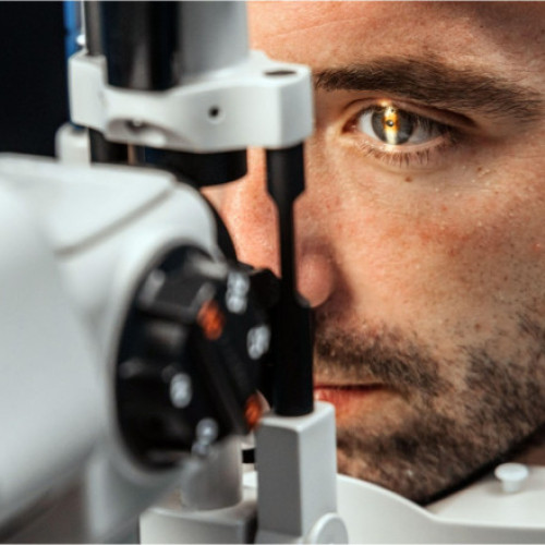 Implant ocular revoluționar redă vederea centrală pacienților cu degenerescență maculară