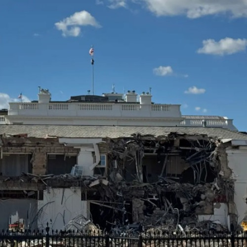 O parte din aripa estică a Casei Albe demolată pentru noua sală de bal a lui Trump