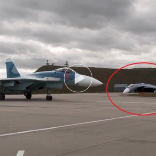 Într-un reportaj al Ministerului Apărării din Rusia, menit să prezinte exercițiile militare comune cu Belarus, a fost surprins un avion de vânătoare gonflabil, care servește drept momeală. Analistul de apărare Gui Plopski a observat că avionul, dezumflat și cu botul orientat în jos, a scăpat cenzurii.