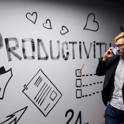 Intermedierile financiare depășesc IT-ul în creșterea productivității în 2024