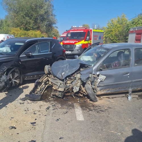 Accident grav în Hinova: patru mașini implicate, trei răniți, inclusiv un copil
