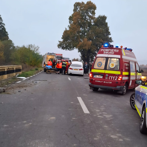 Accident pe DN 67: autoturism înregistrat în Anglia a lovit un cap de pod lângă Corcova