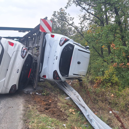 Autotren răsturnat pe DN6 în Balota, traficul paralizat