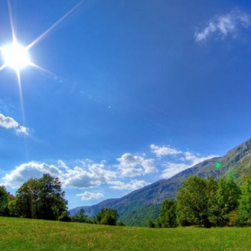 Vremea se încălzește ușor cu ploi trecătoare în unele regiuni