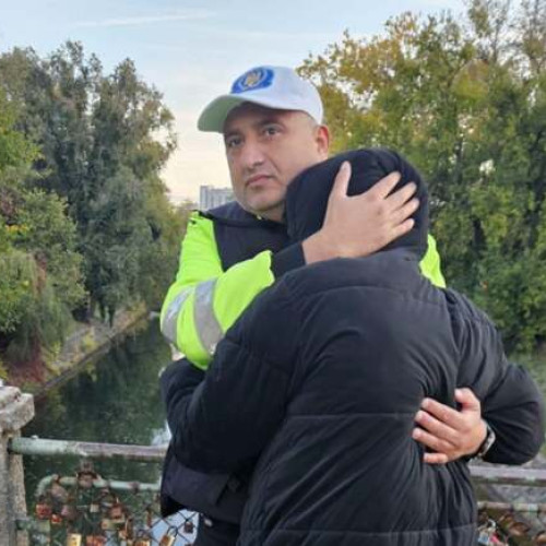 Un tânăr a fost salvat de polițiștii locali de pe podul cu lacăte din Timișoara