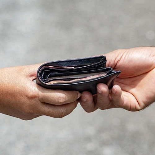 Jandarm găsește portmoneu cu documente și bani în parcarea de pe strada Oituz din Satu Mare