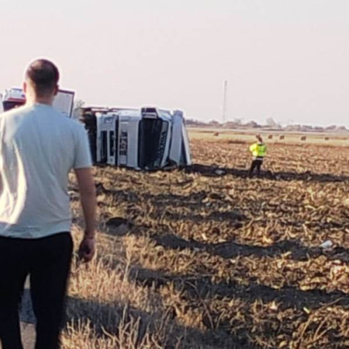 Autotren răsturnat pe DN 23B în comuna Măicănești, poliția investighează cauza