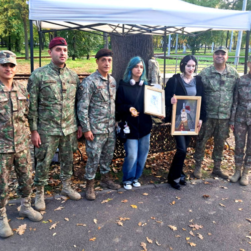 Elevii liceului „Hariclea Darclee” au expus lucrări de artă de Ziua Armatei Române