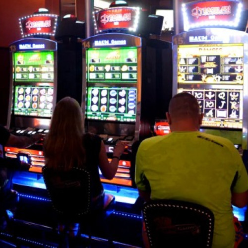 Parlamentul interzice sălile de jocuri la parterul blocurilor