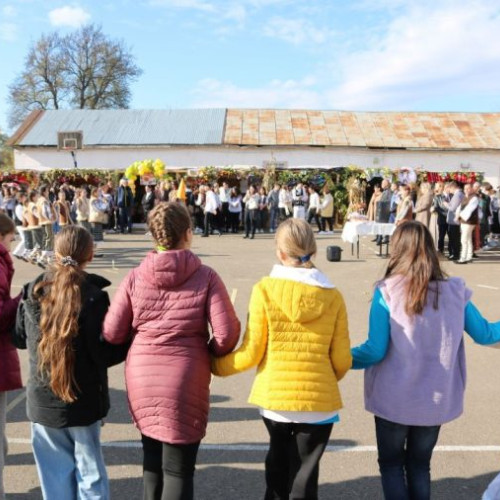 Festivalul Toamnei Vidrene a animat liceul Simion Mehedinți din Vidra