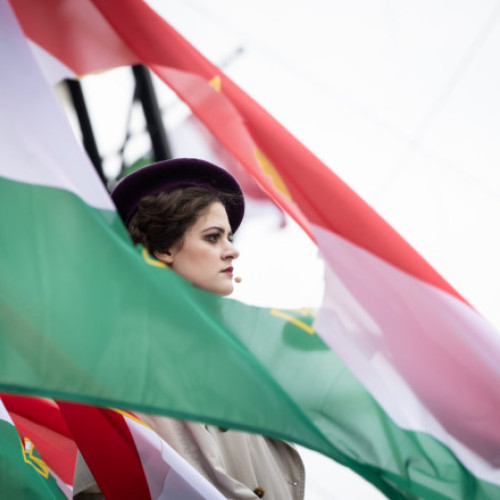 Zeci de mii de oameni au protestat la Budapesta în mitinguri opuse înaintea alegerilor