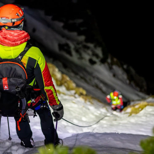 Noapte albă pentru salvamontiștii din Zărnești la intervenția pentru doi turiști rătăciți