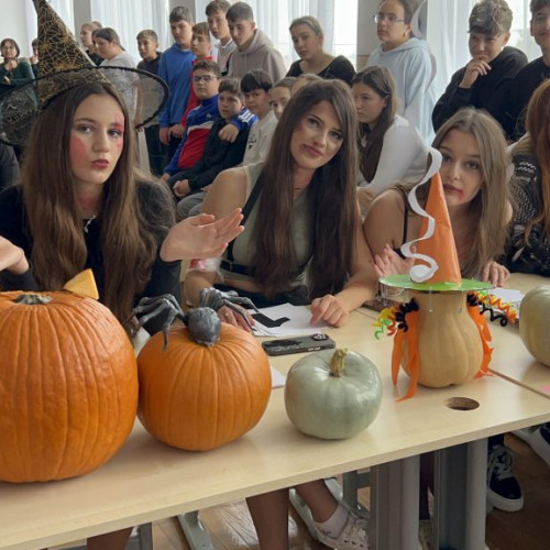 Elevii de la școala Dobrotești au sărbătorit Halloween printr-un concurs plin de imaginație