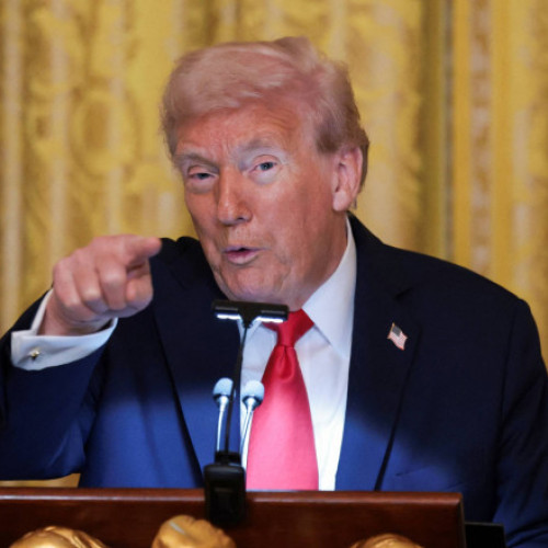 Trump impune sancțiuni moderate industriei petroliere rusești pentru a forța negocieri cu Putin