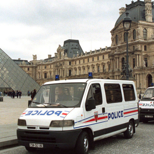 Bijuteriile valoroase de la Louvre, mutate în siguranță după jaf