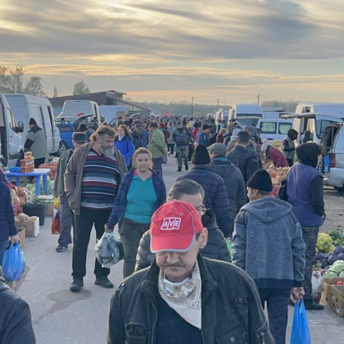Târgul de toamnă din Orbeasca adună mulțimi de oameni printre tarabe