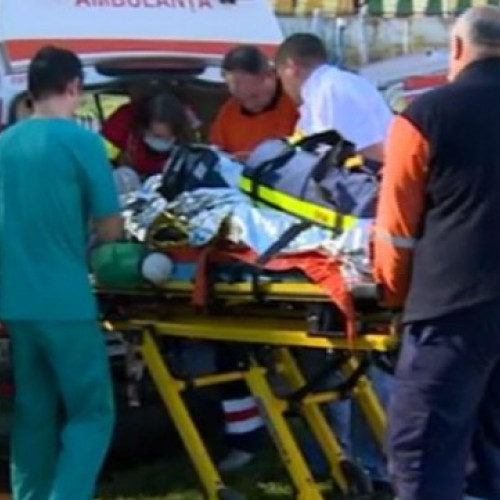 Bărbat de 85 de ani în stare gravă după ce a căzut de pe targă în timpul transferului spitalicesc