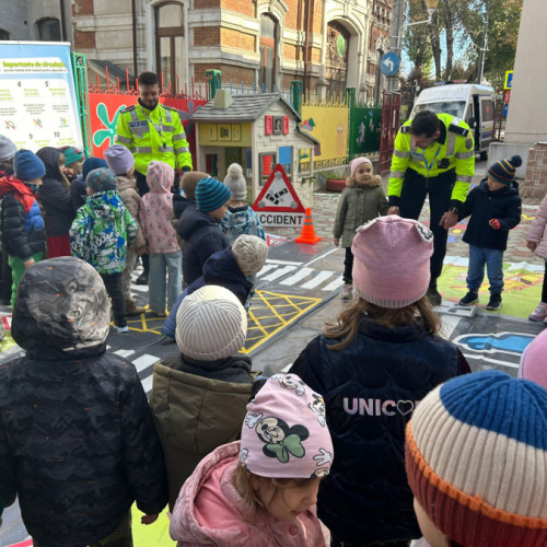 Polițiștii promovează educația rutieră prin jocuri în grădinițe și școli din Galați