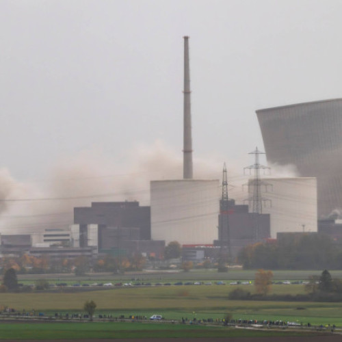 Două turnuri de răcire ale fostei centrale nucleare din Gundremmingen au fost demolate