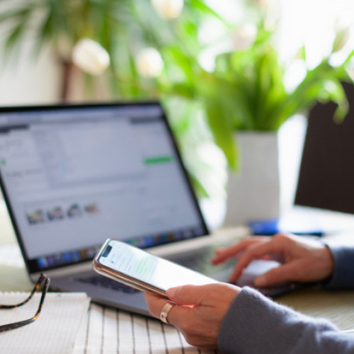 Munca de acasă crește bunăstarea angajaților fără să diminueze performanța