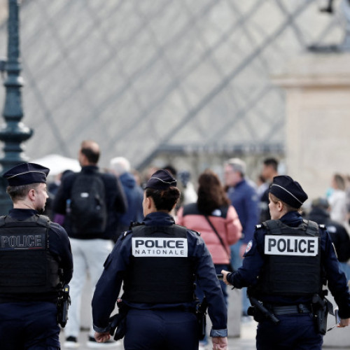 Doi bărbați arestați pentru furtul bijuteriilor din Muzeul Luvru