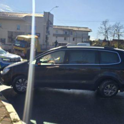 Două femei rănite în accident la sensul giratoriu din Bulevardul Mihai Eminescu