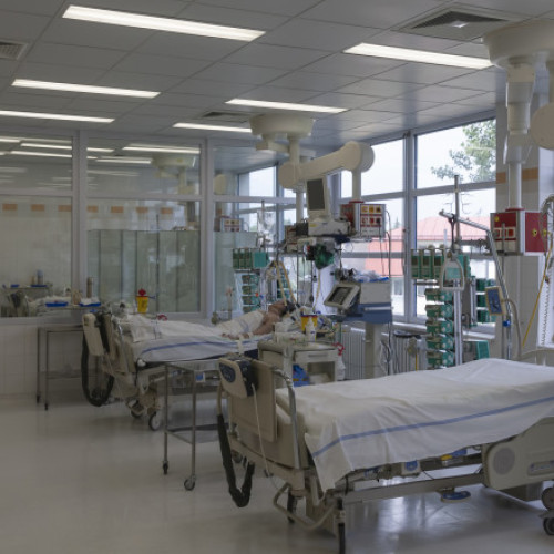 Ministrul sănătății cere interzicerea bijuteriilor și unghiilor false în secțiile ATI